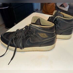 Nike Air Jordan Black and Gold High-Top Sneakers 554724-042 size 12